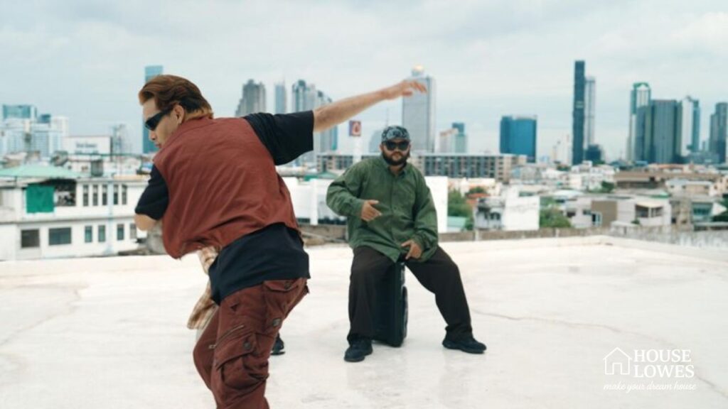 Current image: Cop Confronts Rooftop Shooter in Intense Standoff
